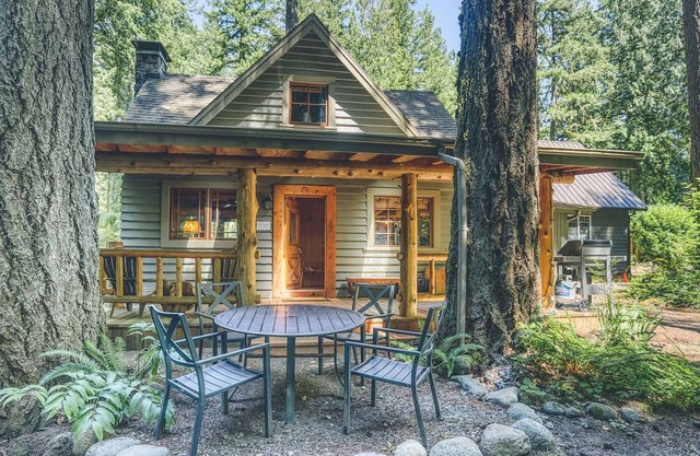 Wallace Cottage! Charming Vintage Cottage, Fireplace, Deck, BBQ, Large Yard