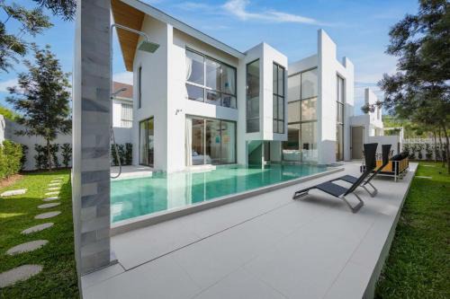 Wallaya Pool Villa With 3 Bedrooms Near Laguna by TropicLook