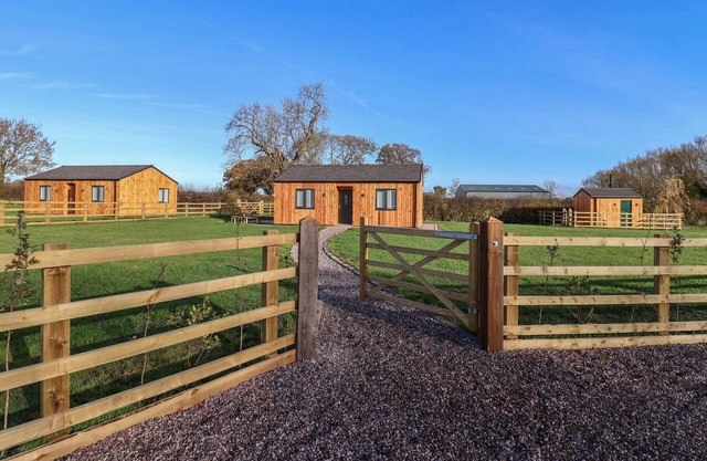 WALNUT LODGE, pet friendly, with a garden in Etwall