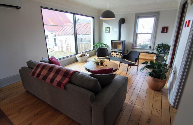 Walnut Manor: 3-bedroom house in fantastic Prince Edward with WiFi, AC