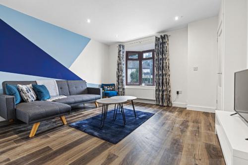 Walsall - 4 Bedroom House, Wi-Fi, Garden , Sleeps 8 - JRR Stays
