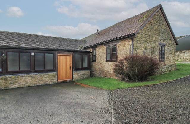 WALTON MAISONETTE, family friendly, with pool in Ludlow