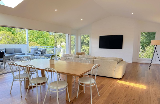 Wamberal Golf Course Views - Private Family Friendly 4 Bedroom Home