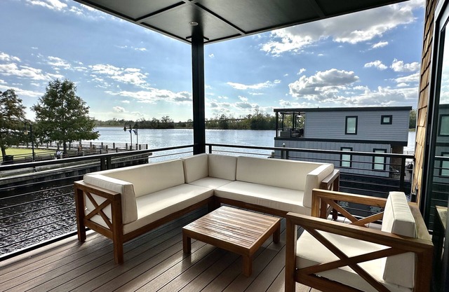 Wanderlust at The Cove - Luxury Houseboat - Downtown Wilmington
