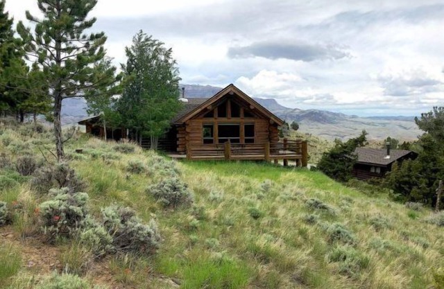Wapiti Peek- breathtaking views, pet friendly, only a 30-minute drive to Yellowstone National Park!