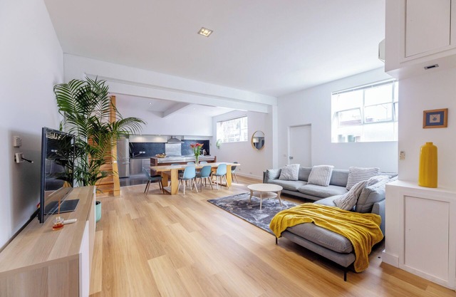 Warehaus/Loft Style 2 Level XL Size Space