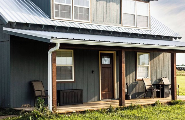 Warm and Inviting 2-bedroom cabin in Harrod with high speed Wi-Fi and much more!