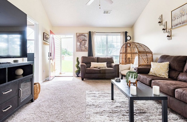 Warm and Spacious Home in Columbus w/King bed