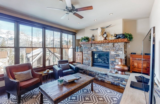 Warm & comfortable mountain condo in ski-in/out complex with balcony