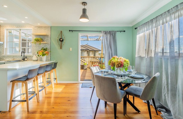 Warm family home! 15 mins to Airport