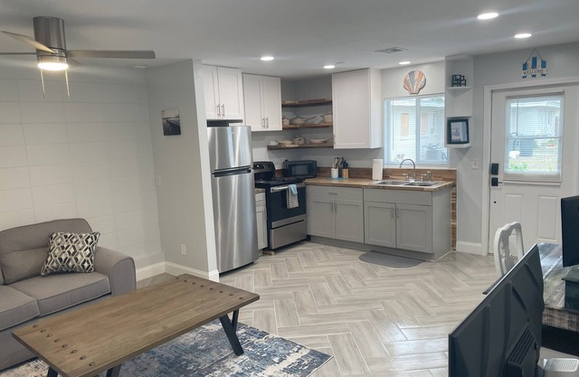 Warm Waters Escape: Cozy 1-BR Apartment with AC, WiFi in Welcoming North Port