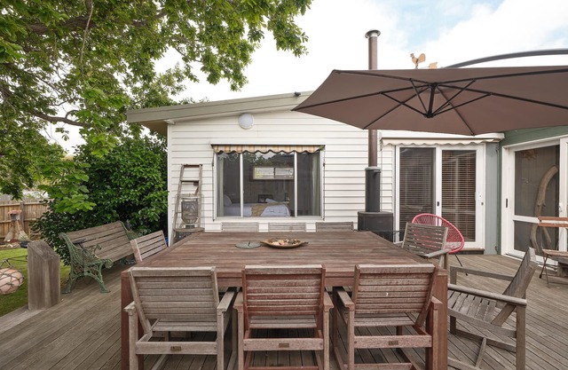 Warraburra Beach Shack Rosebud - with private beach box. 1 NIGHT FREE!* - Enjoy your own beach box with chairs, umbrella, boogie boards and more!