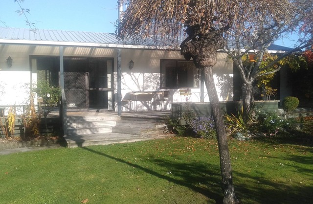 Warrington, Blueskin Bay, close to Dunedin, cosy home close to the beach and bay