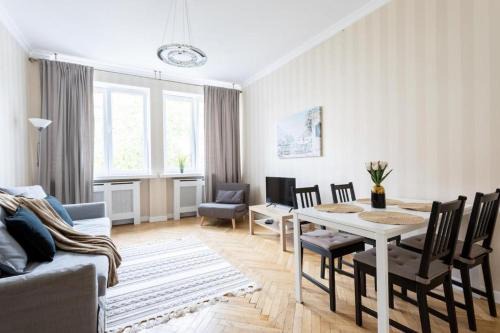 Warsaw Apartments - 3-Room Old Town Apartment for 7, Nowy Świat
