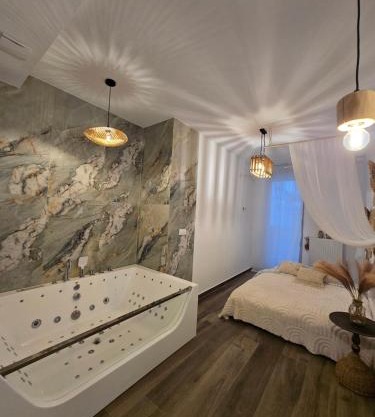 WARSZAWA CHMIELNA PRESTIGE HOME SPA APARTMENTS with Jacuzzi in the Heart of the City