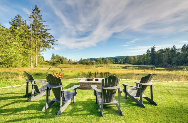 Washington Gem on 8.5 Acres: Clamming Nearby!