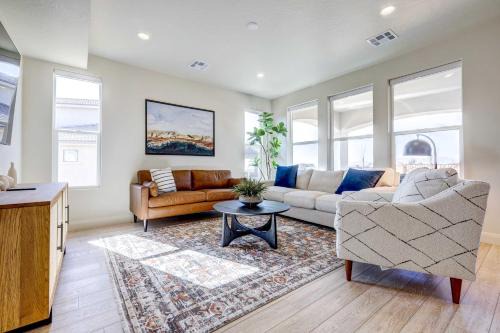 Washington Home with Mtn Views, Near Hiking!