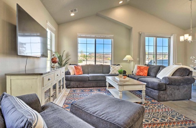 Washington Townhome with Patio and Resort Perks!