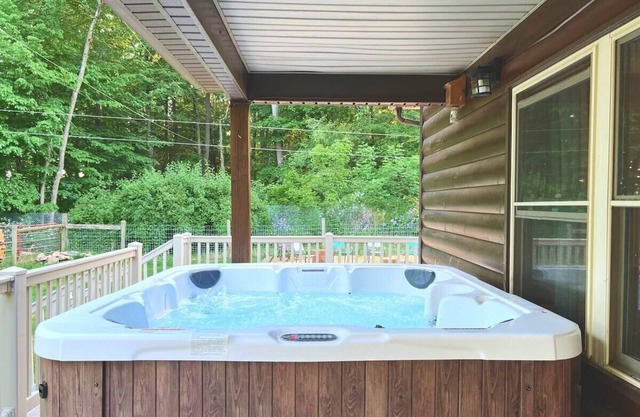 Wasson Woods Retreat w/Fire Pit & HOT TUB