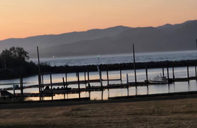 Watch Cargo ships - River View - HOT TUB + Rec Room - Near Ocean & Fort Stevensn