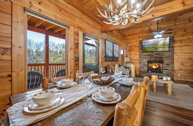 Watch Leaves Fall! Private Hot Tub! Big Yard, Peaceful Area, Mellow Roads