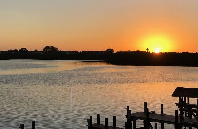 Watch the Sunrise Over the Bay 3 minute walk to the beach!