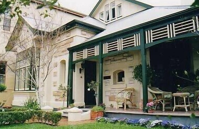 Water Bay Villa Bed and Breakfast
