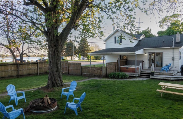 Water Escape; Hot Tub, River Views & Splash Pad