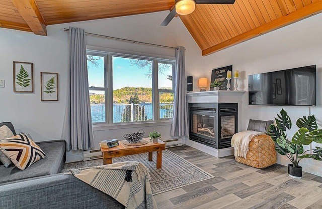Water Front, hot tub with sunset, beach private
