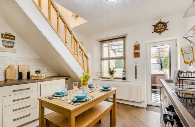 Water Lily Cottage - Two Bedroom House, Sleeps 4