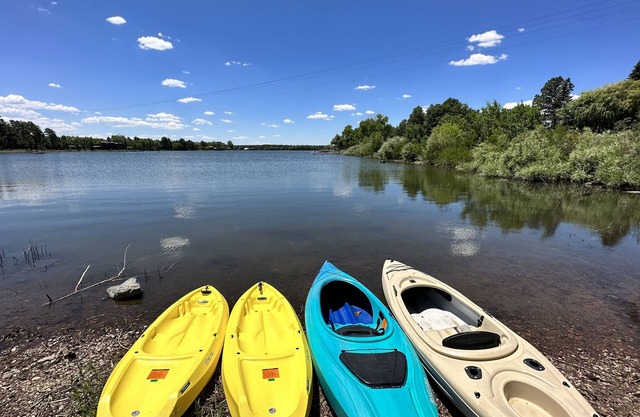 Water’s Edge Retreat, Lake & Creek Views , Kayaks, Firepit, Massage, Sleeps 10