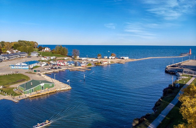 Water view, Beach, Winery and Cider Bar next door! Stiehl Away