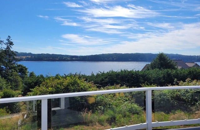 Water view, bright and open 3 bedroom Habor House