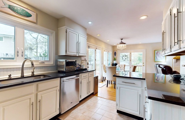 Water-view escape with WFH desk & entertainer's deck - dog-friendly