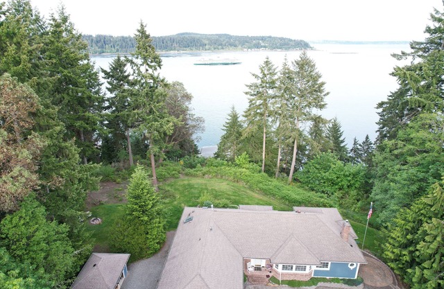 Water view high bank two bedroom private border Manchester State Park.
