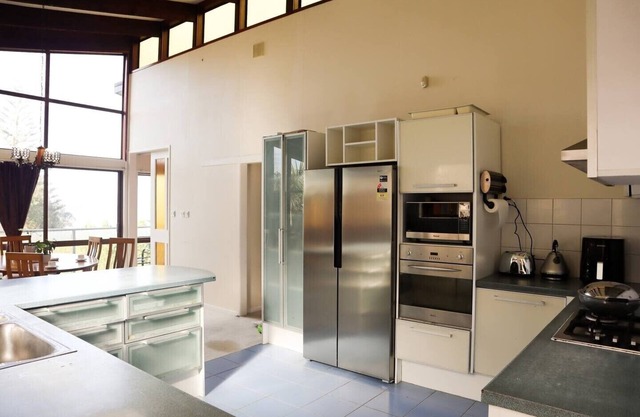 Water views 5-Bedroom Large home | Family Friendly. Close to Airport & City.