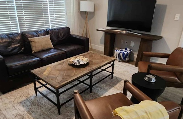 Watercress 2-bedroom/2 bath condo less that 2 miles to the stadium.