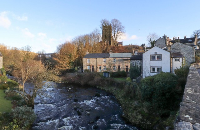 WATERFALL COTTAGE, pet friendly in Ingleton