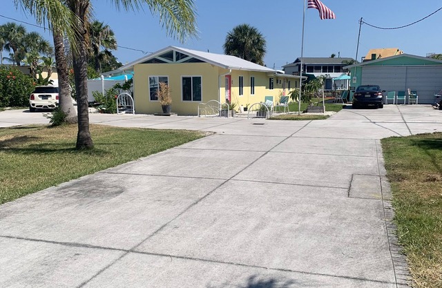 Waterfront 1 bed! Bath