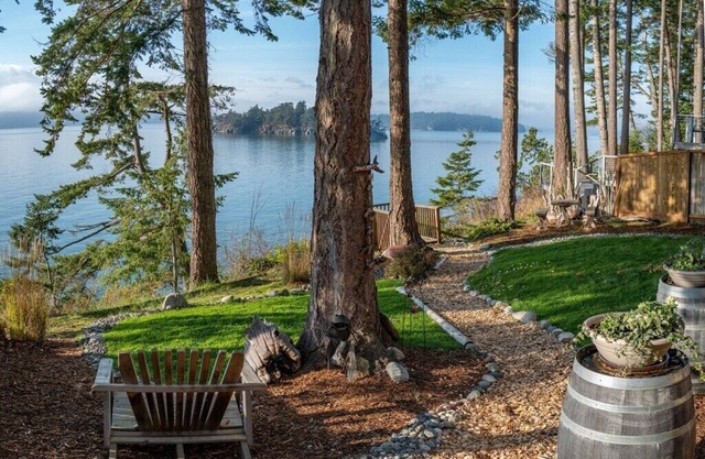 Waterfront, 2 kitchens, 2 living areas, 3 bedrooms, 3 bathrooms. Quiet.