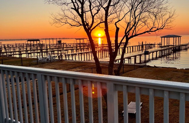 Waterfront 3 Bedroom House, San Leon Tx with Private Fishing Pier Blue Crab Casa