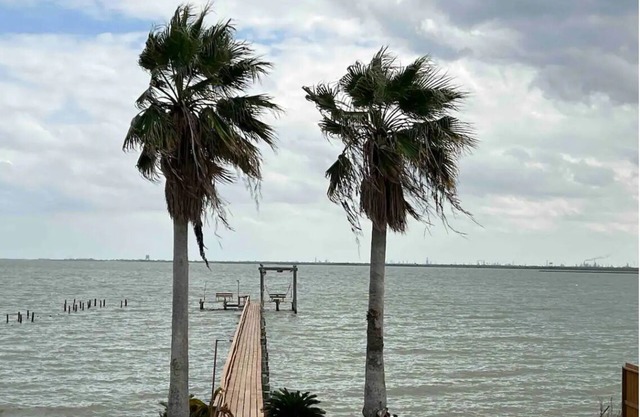 Waterfront 3 bedroom2bath 5bedsTotal 310ft lighted private fishing pier