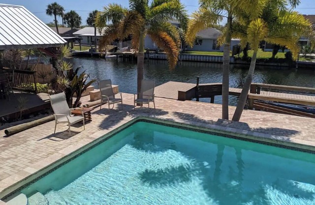 Waterfront 4 bed 3 bath steam sauna pool tiki bar Heated Pool to 70 Hot Tub