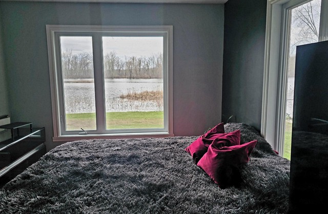 Waterfront 4-bedroom house 25mins from downtown Ottawa