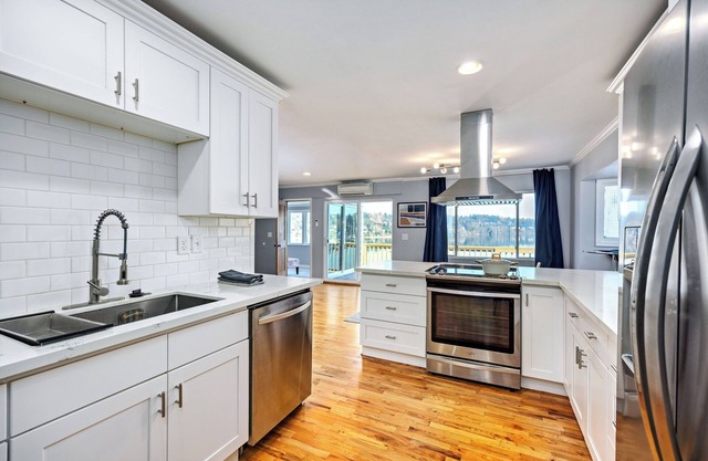 Waterfront 4-bedroom spacious house with AC and WiFi in lovely Bremerton