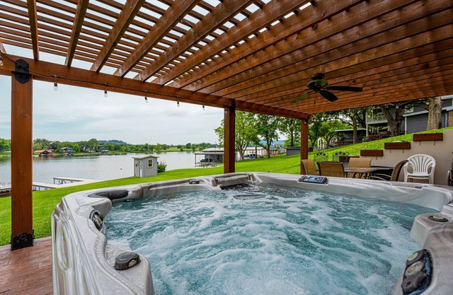 Waterfront 5 BR w/Hot Tub Sleeps 13!