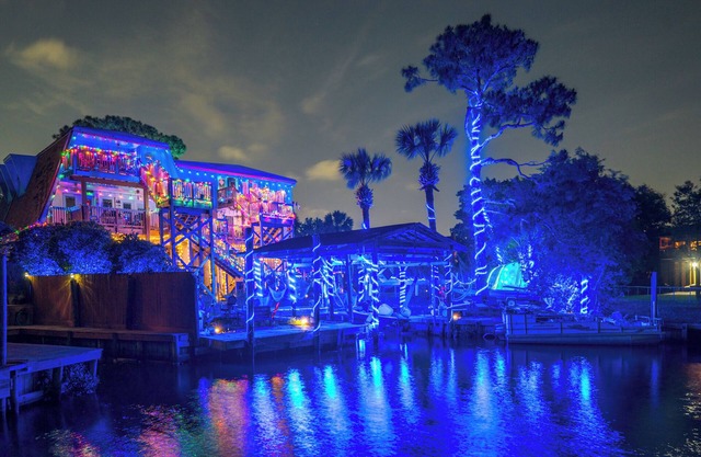 Waterfront 5BR w/Game Room, Near Space Center