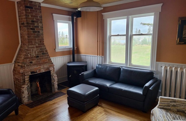 Waterfront 6 bedroom (8 beds) , 51/2 bath house in Summerside, Pei.