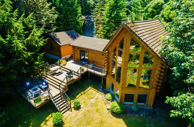 ❤Waterfront Acre | 180° Views | Custom Log Home | By Vacationloghome