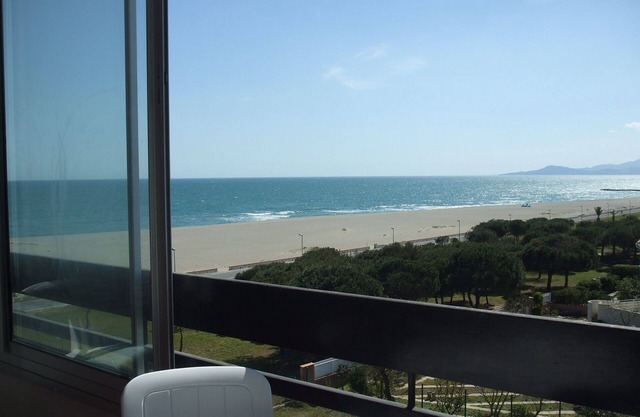 Waterfront apartment, free secure parking, WIFI